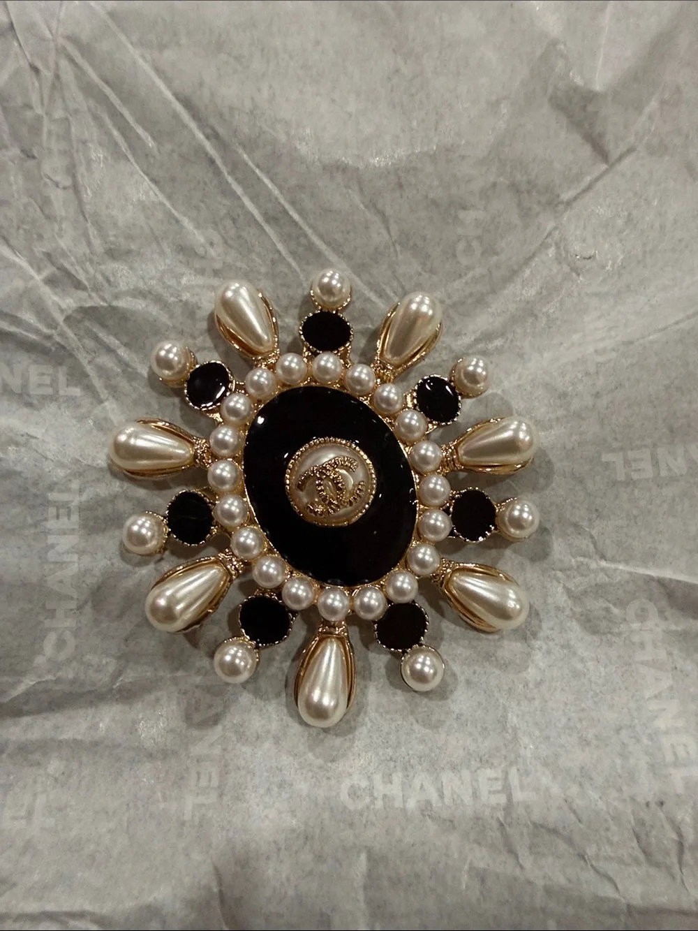 Chic Pearl & Black Enamel Sunburst Brooch - Gold Accent